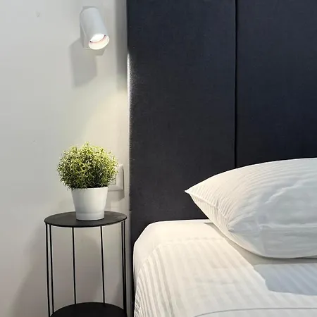 Apartament Lora *